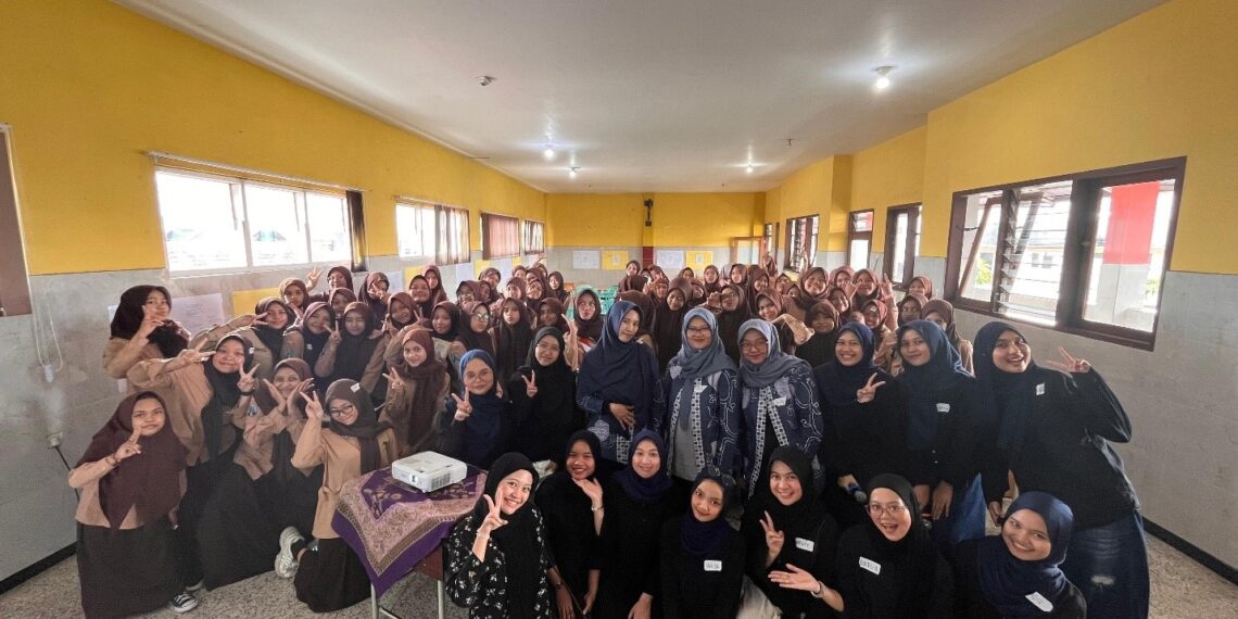 Love Yourself, Protect Yourself: Edukasi Kesehatan Reproduksi untuk Remaja Putri di Malang