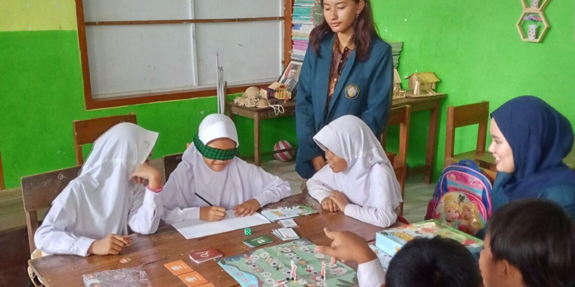 Inclusive Journey: Board Game Psikologi UB untuk Sekolah Ramah Disabilitas