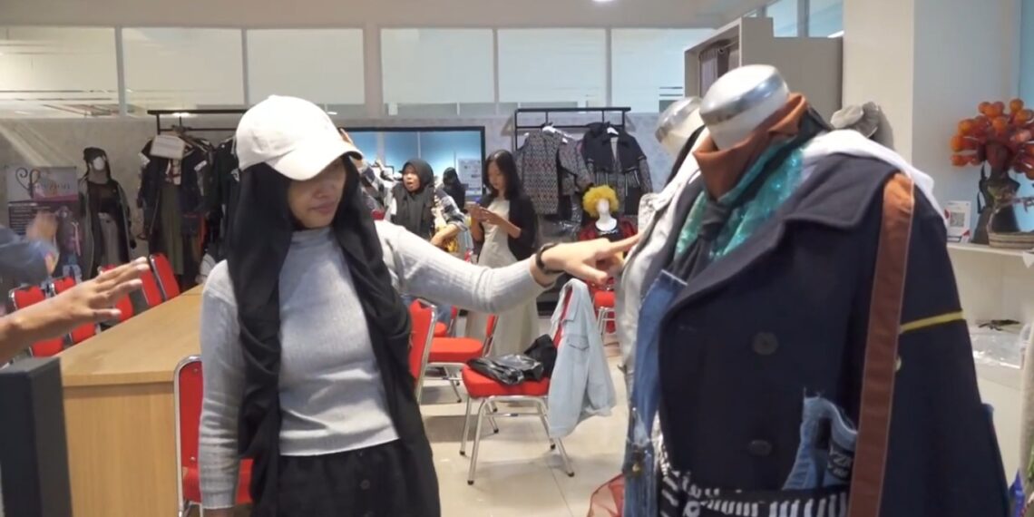 Feyzion by Zizi Padukan Wastra dan Limbah Denim Jadi Tren Global