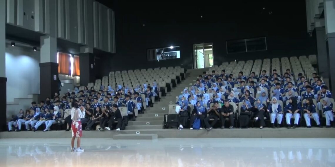 SMKN 10 Surabaya Perdalam Broadcasting di UBMedcom