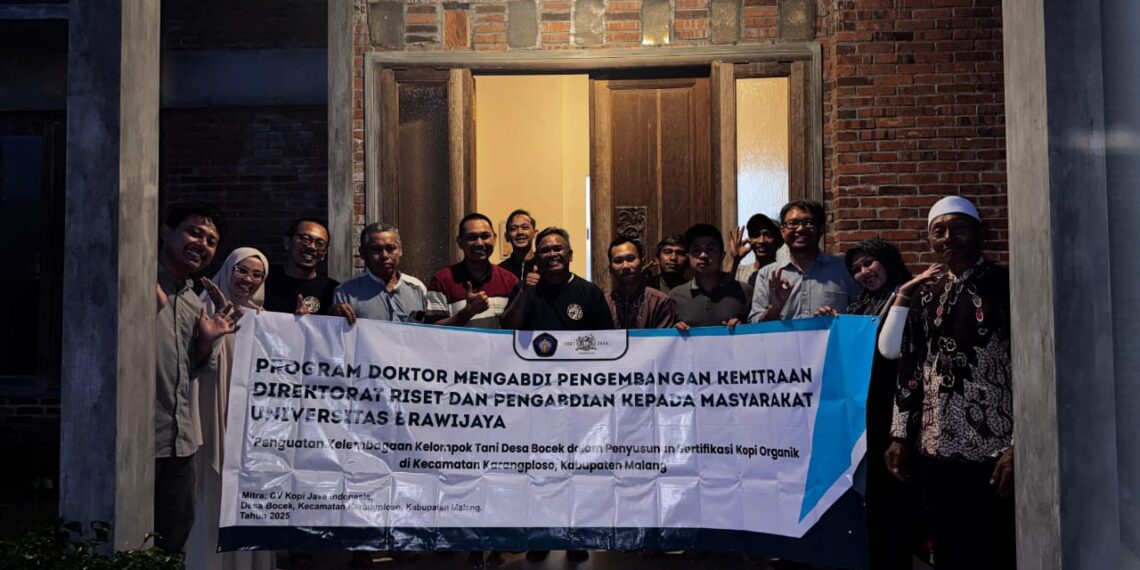 Tim DM-Pengembangan Kemitraan UB  Gelar  Pelatihan Pupuk Organik bagi Petani Kopi Desa Bocek, Karangploso