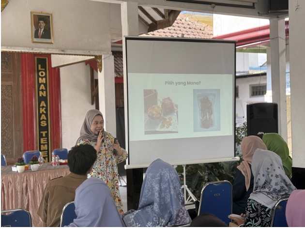 Workshop Fotografi Produk Solusi Pemasaran dari FEB UB untuk UMKM Desa Kemiri
