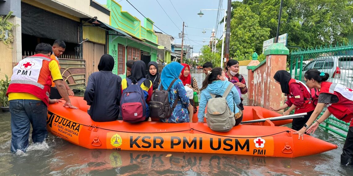 Bantu Korban Banjir, Masjid Kampus USM Layani Dapur Umum