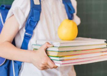 Buku SD Makin Sulit, Anak dan Orang Tua Terbebani