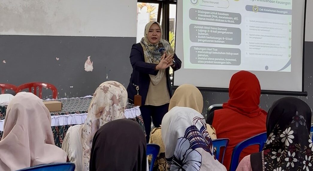 Kolaborasi Dosen dan Mahasiswa FEB UB Bekali Ibu Rumah Tangga Desa  Klampok Literasi Keuangan dan Teknologi Digital 