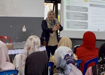 Kolaborasi Dosen dan Mahasiswa FEB UB Bekali Ibu Rumah Tangga Desa  Klampok Literasi Keuangan dan Teknologi Digital 