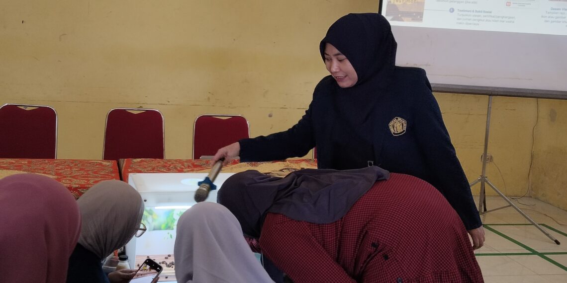 FEB UB Dorong UMKM Desa Purwoasri Melek Digital