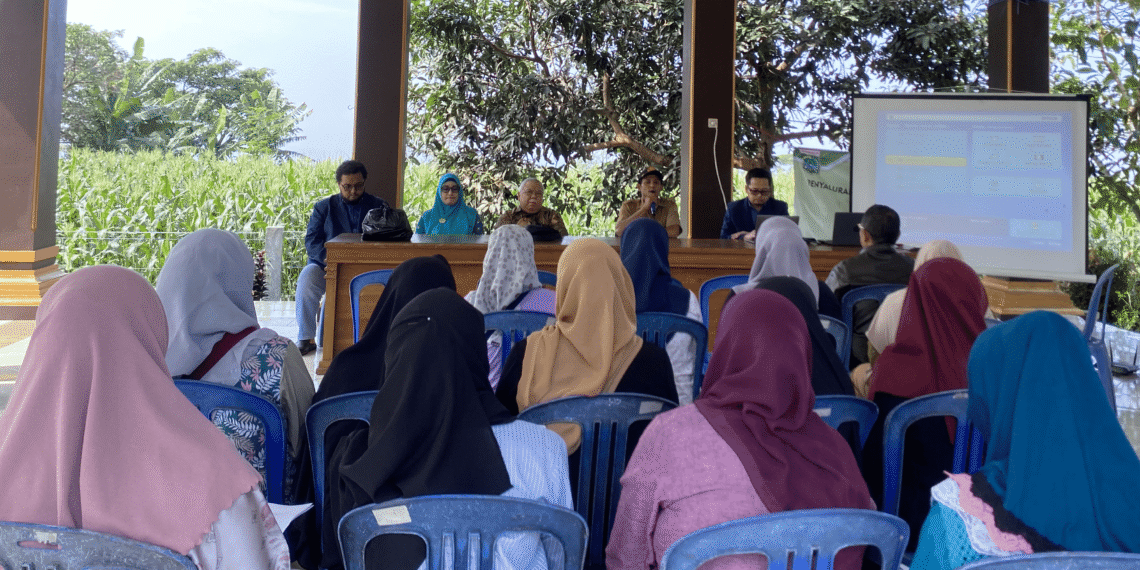 Dosen FEB UB Dampingi UMKM Desa Gunungrejo Kuasai Strategi Pemasaran Digital Melalui  Marketplace 