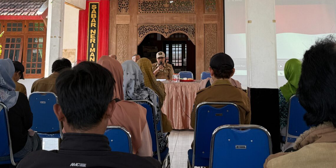 Bantu UMKM Desa Kemiri Lebih Kompetitif, Tim Pengabdian FEB UB Gelar Pelatihan dan Foto Produk 
