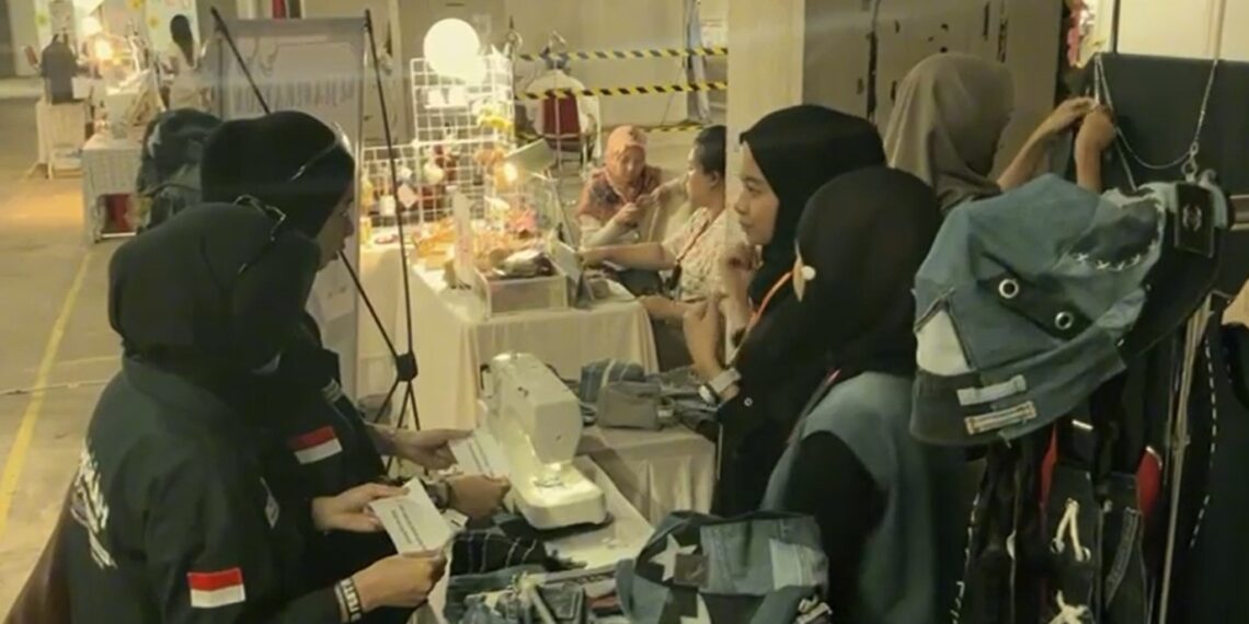 Trial Pop Up, Feyzion by Zizi Tukar Limbah Jeans dengan Ecogift