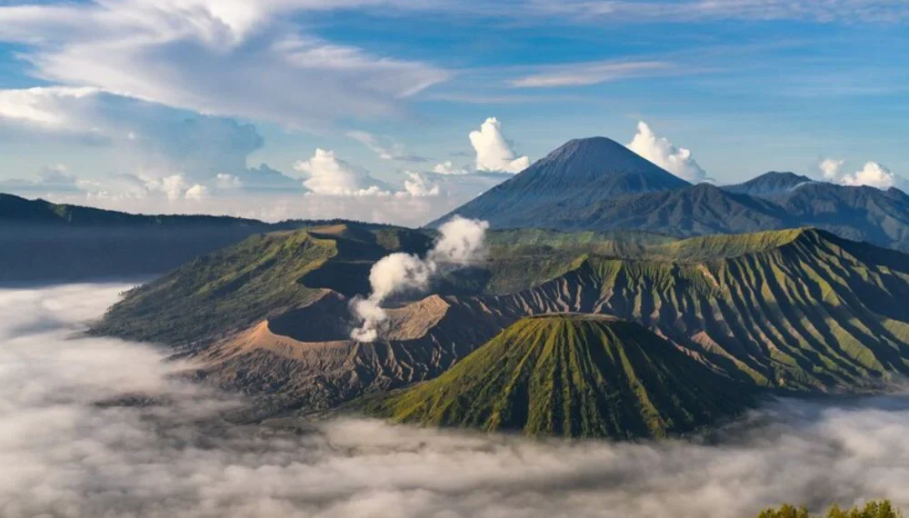 Gunung Semeru Naik Level Awas: Aktivitas Vulkanik Meluas hingga 20 Km ke Tenggara