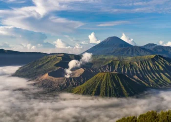 Gunung Semeru Naik Level Awas: Aktivitas Vulkanik Meluas hingga 20 Km ke Tenggara
