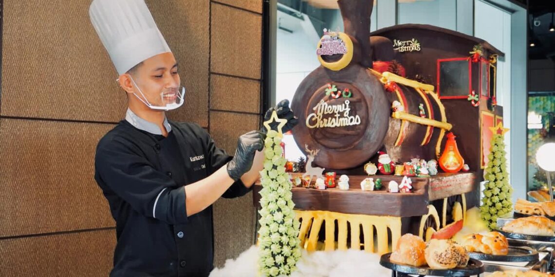 Kereta Api dari Coklat 60 kg Hiasi Natal Grand Mercure Malang Mirama