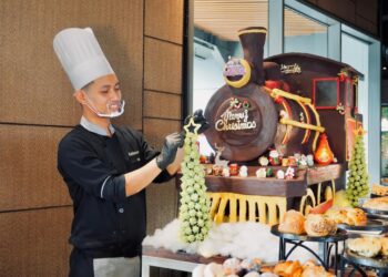 Kereta Api dari Coklat 60 kg Hiasi Natal Grand Mercure Malang Mirama