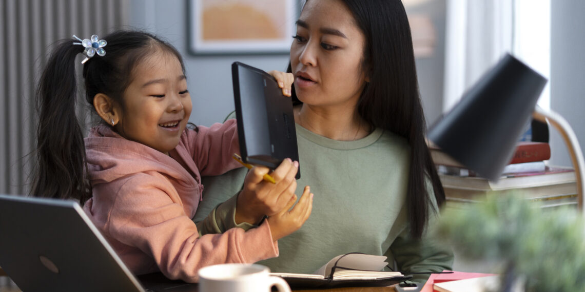 Ibu Tak Pernah Libur: Kerja Emosional yang Jarang Dihitung