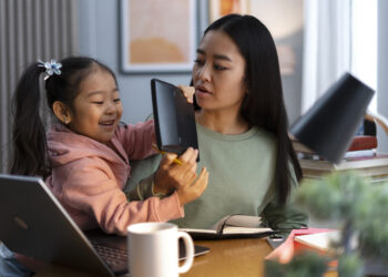 Ibu Tak Pernah Libur: Kerja Emosional yang Jarang Dihitung