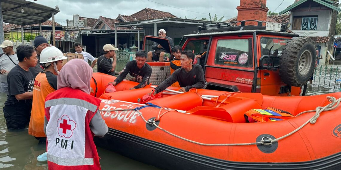 Relawan USM dan UMK Salurkan Logistik Warga Terdampak Banjir Kudus