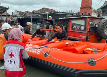Relawan USM dan UMK Salurkan Logistik Warga Terdampak Banjir Kudus