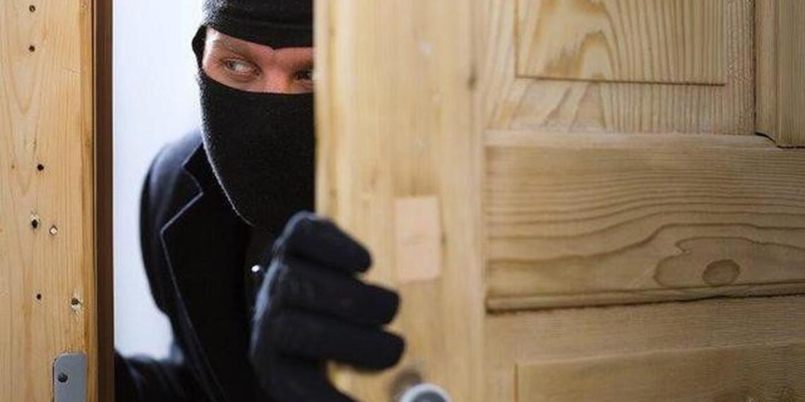 Tips Utama Agar Tinggal Sendiri Tetap Aman 