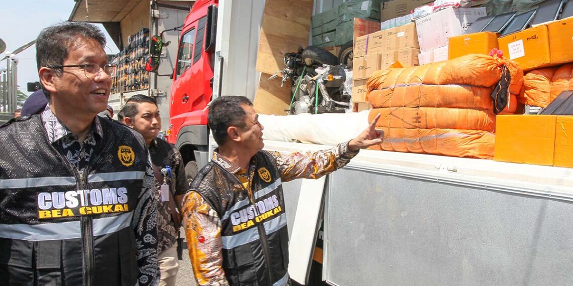 Penerimaan Bea Cukai 2025 Tembus Rp300 Triliun