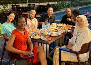 Serunya Momen Mahasiswa Asing Cicipi Menu Bukber Rayz Hotel UMM