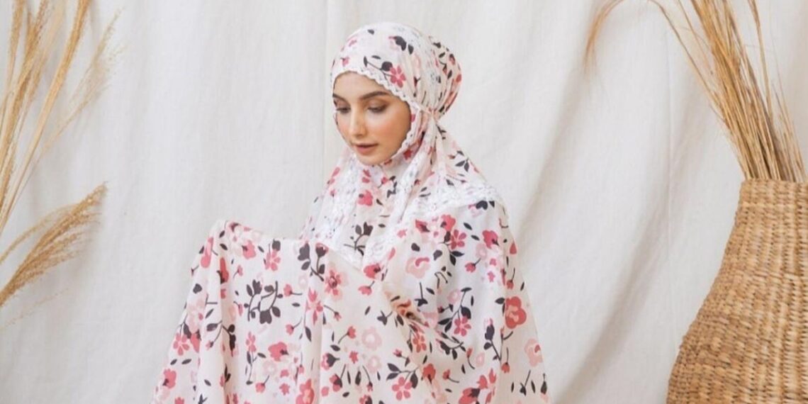 Benarkah Mukena Bukan Syarat Sah Shalat Bagi Perempuan?