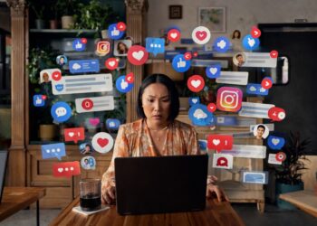 Menjaga Batas di Riuh Media Sosial