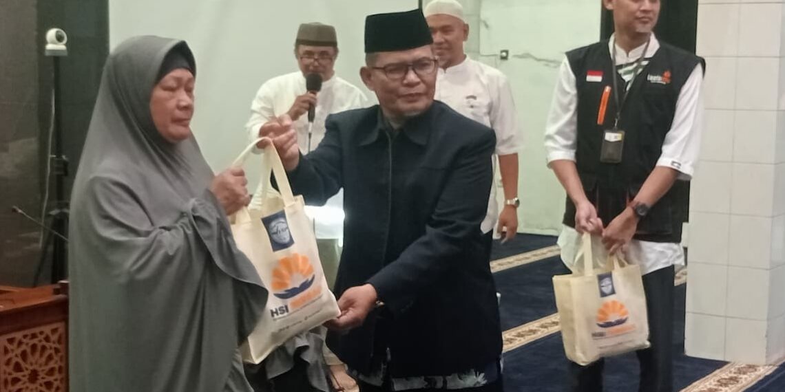 Tegaskan Kehadiran di Masyarakat, Masjid Syuhada Bagikan Bingkisan Lebaran