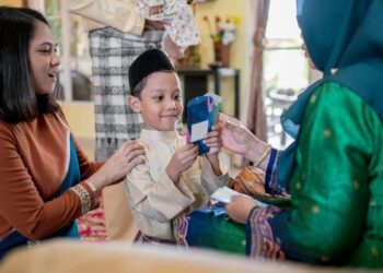 Tradisi Berbagi THR Saat Lebaran dan Maknanya