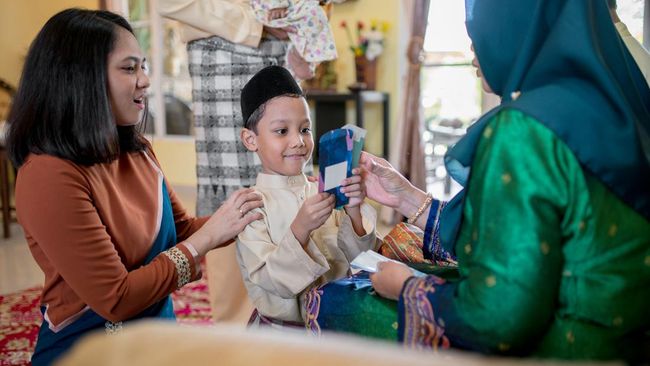 Tradisi Berbagi THR Saat Lebaran dan Maknanya