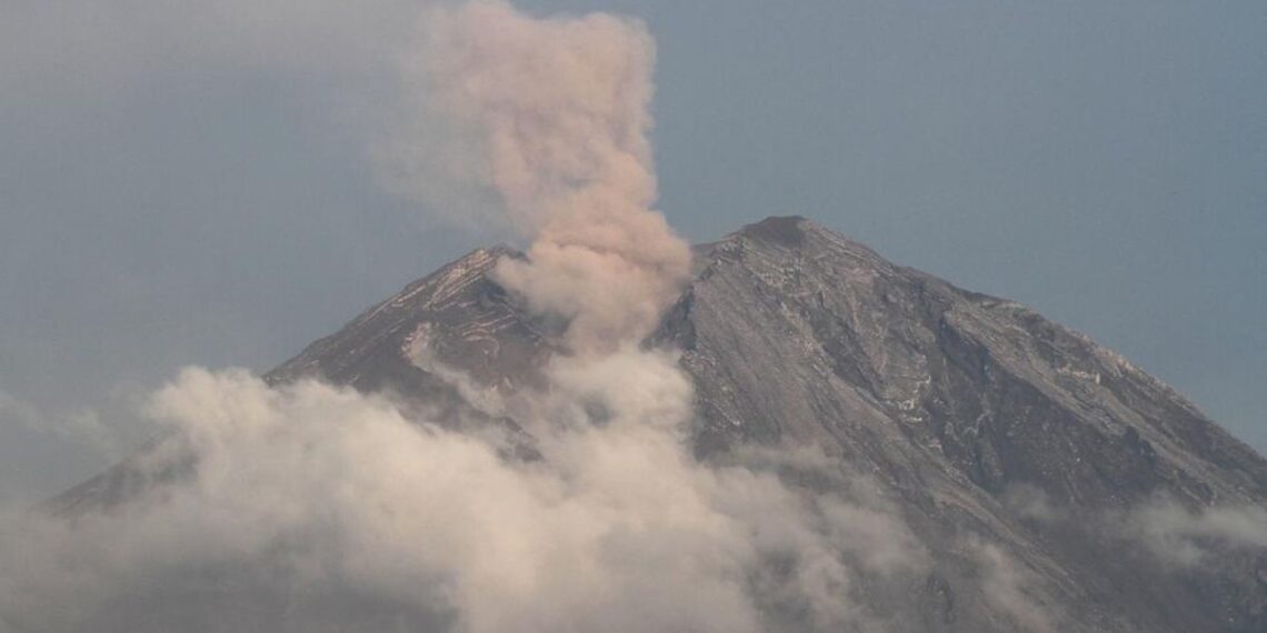 Semeru Erupsi Lagi, Warga Diminta Patuhi Zona Bahaya