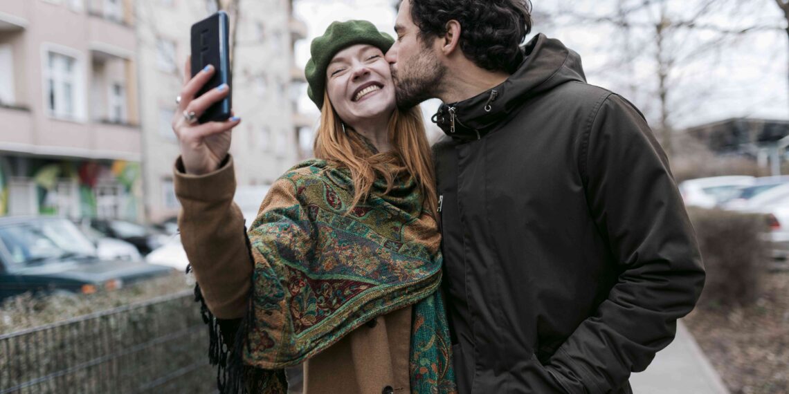 Pamer Kemesraan di Ruang Publik Bikin Tak Nyaman?