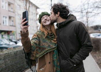 Pamer Kemesraan di Ruang Publik Bikin Tak Nyaman?