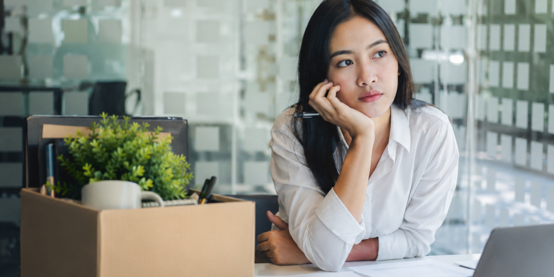 Sudah Tak Kerasan di Tempat Kerja, Resign atau Bertahan?