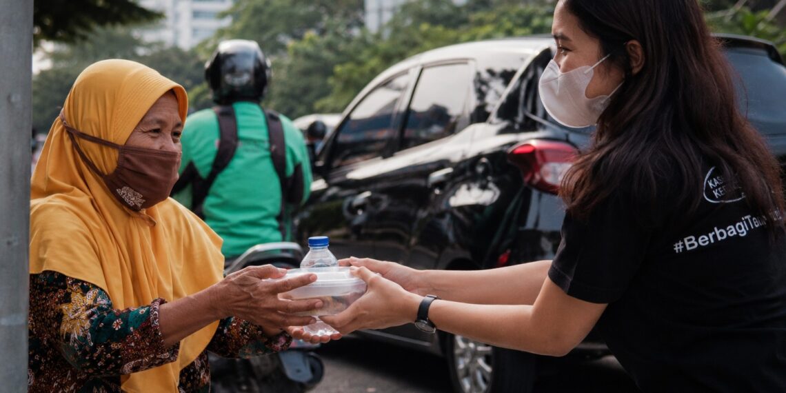 Cara Sederhana Dukung Sesama di Tengah Tekanan Ekonomi, Mulai dari Hal Kecil