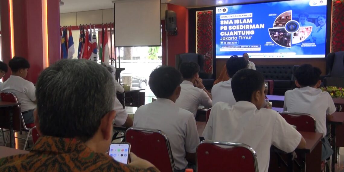 Kunjungan SMA Islam PB Soedirman Perluas Wawasan Siswa