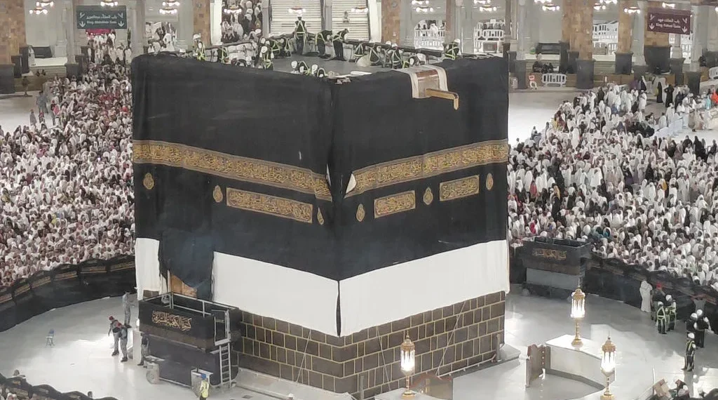 Sambut Tahun Baru Islam 1448 H, Jemaah Saksikan Momen Sakral Pergantian Kiswah Ka’bah di Makkah