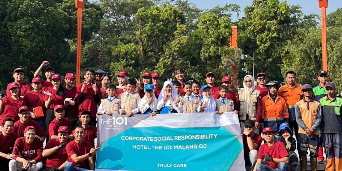 Hotel THE 1O1 Malang OJ Gelar CSR Bersih-Bersih Alun-Alun Kota Malang