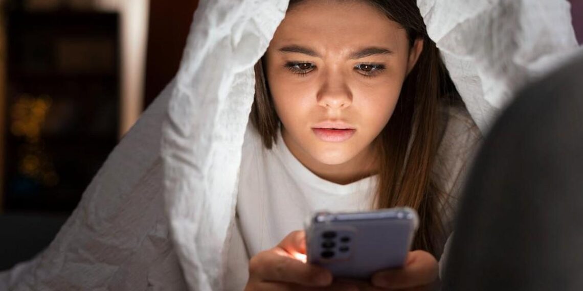 Scroll Terus, FOMO Terus: Sulitnya Memutus Siklus Doomscrolling