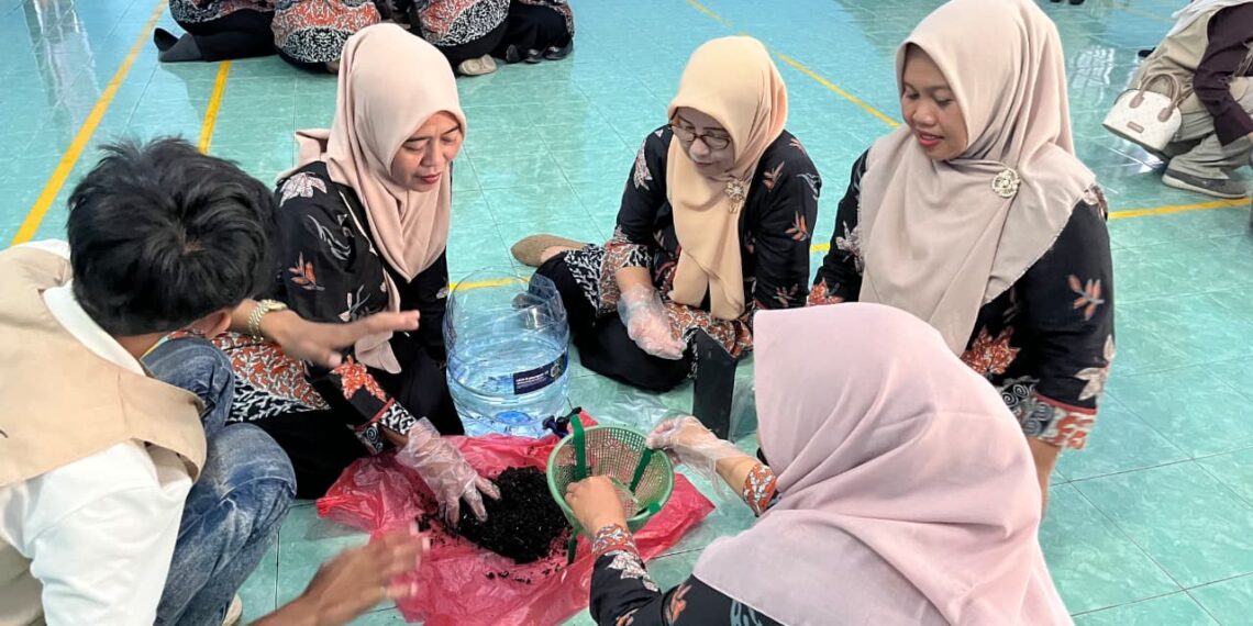 Limbah Sekam Disulap Jadi Media Tanam, Mahasiswa UB PSDKU Kediri Perkuat Ketahanan Pangan Desa