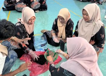 Limbah Sekam Disulap Jadi Media Tanam, Mahasiswa UB PSDKU Kediri Perkuat Ketahanan Pangan Desa