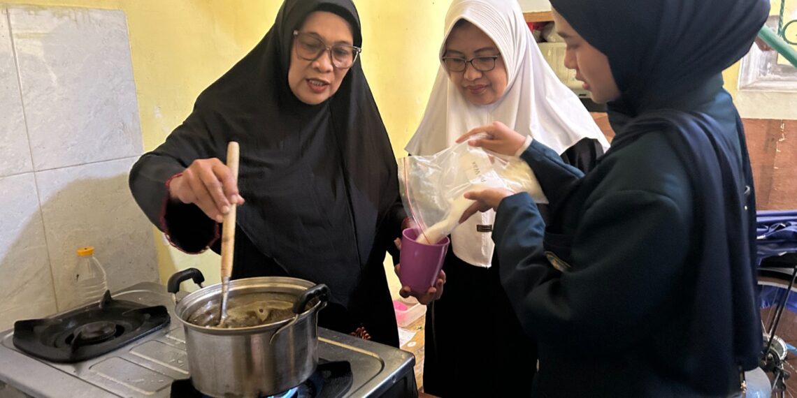 FTAB UB Ajak Warga Ketawanggede Sulap Minyak Jelantah Jadi Lilin Aromaterapi