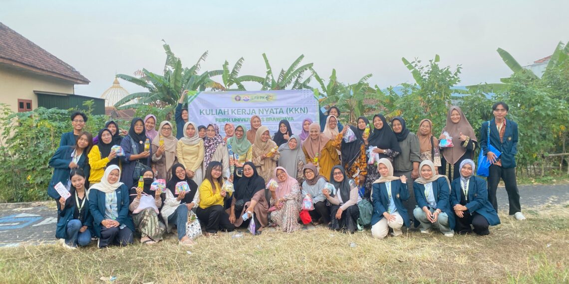 Bisa Scan QRIS Saja Tak Cukup, Mahasiswa FBiPK UB Edukasi Warga Hadapi Risiko Keuangan Digital