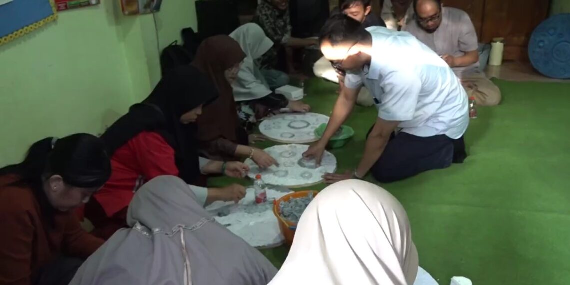 Workshop Moon Belt FIB UB Sulap Kertas Bekas Jadi Ikon Kampung Ketawanggede 1