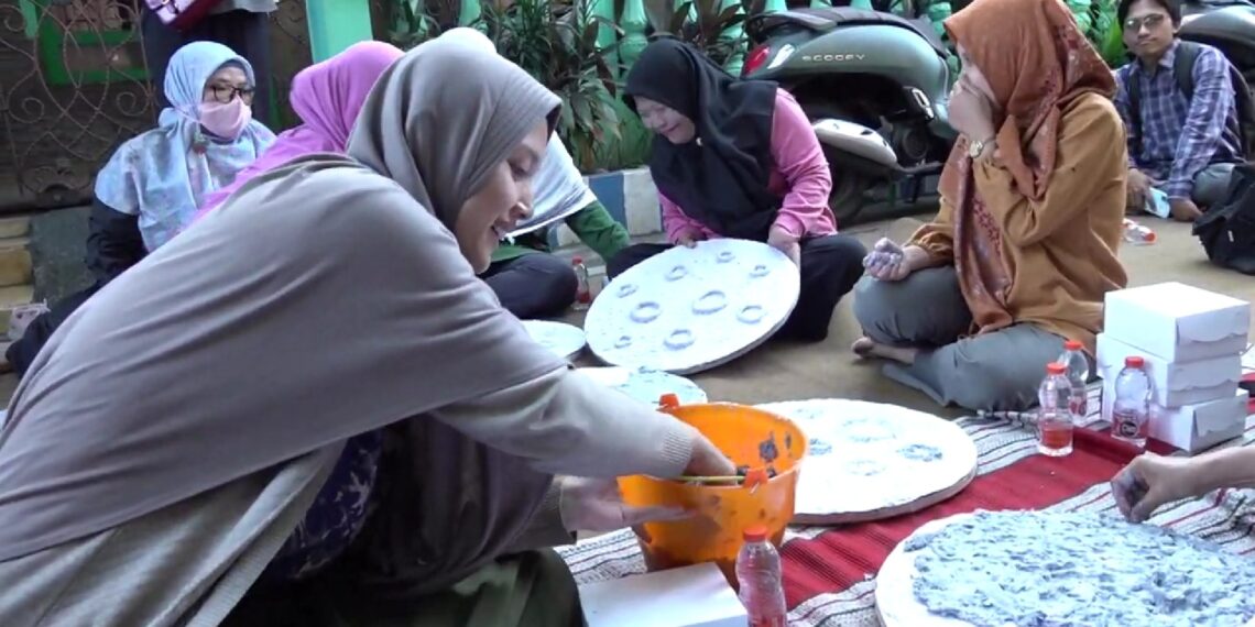 Warga Ketawanggede Temukan Ide Baru Olah Kertas Bekas Jadi Hiasan Rumah 2