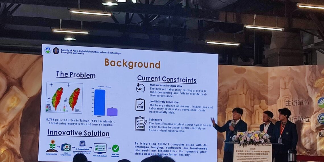 Mahasiswa FTAB UB Kenalkan PhytoTracker di Forum ASEAN