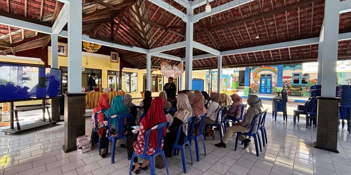 Tak Sekadar Menjual Batik, Tim UB Siapkan UMKM Jonegoro Tembus Pasar Digital