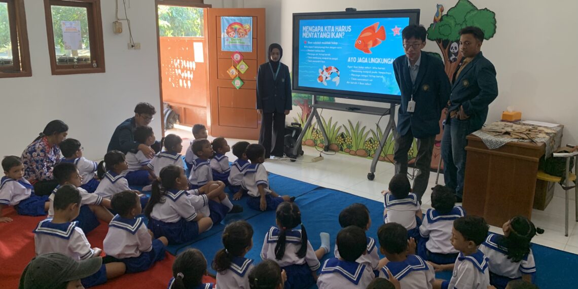 Mahasiswa UB Edukasi Anak Kenali Ikan dan Jaga Ekosistem Perairan