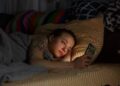 Kebiasaan Doomscrolling Sebelum Tidur, Waspadai Gangguan Istirahat