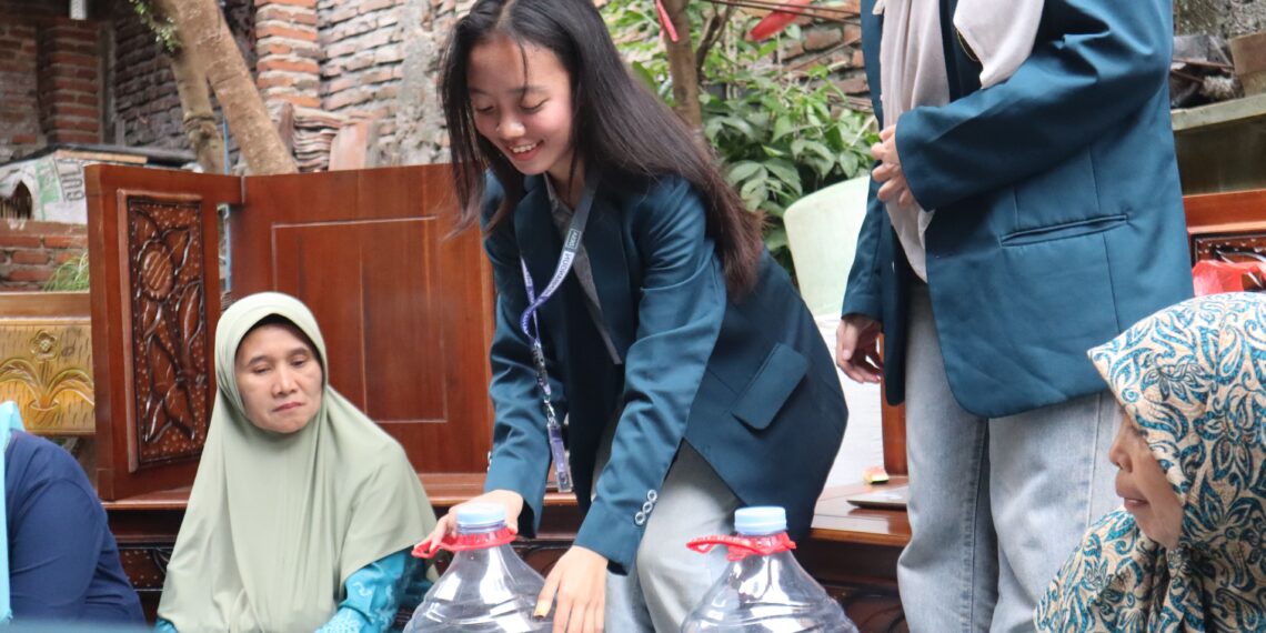 Galon Bekas Jadi Komposter, MMD UB Ajak PKK di Desa Langlang Olah Sampah Dapur